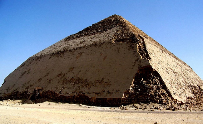 Ломаная пирамида - уникальный памятник древнего Египта