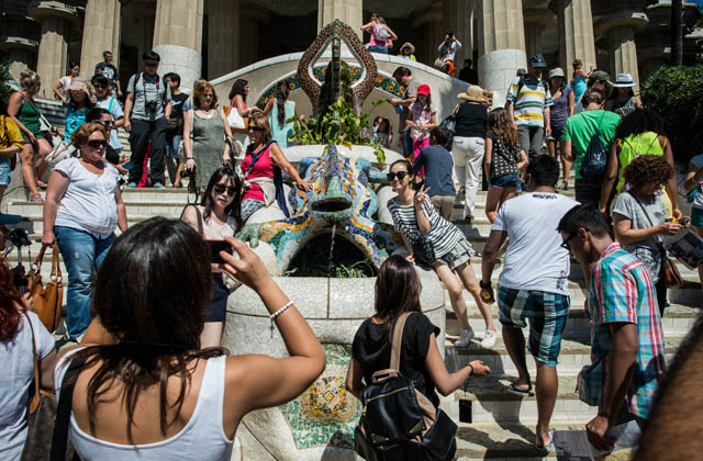 Туристы в Барселоне пожаловались на обилие туристов